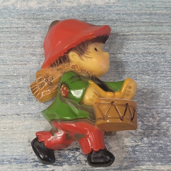 Vintage Hallmark Colorful Drummer Boy Brooch. - Picture 2 of 7